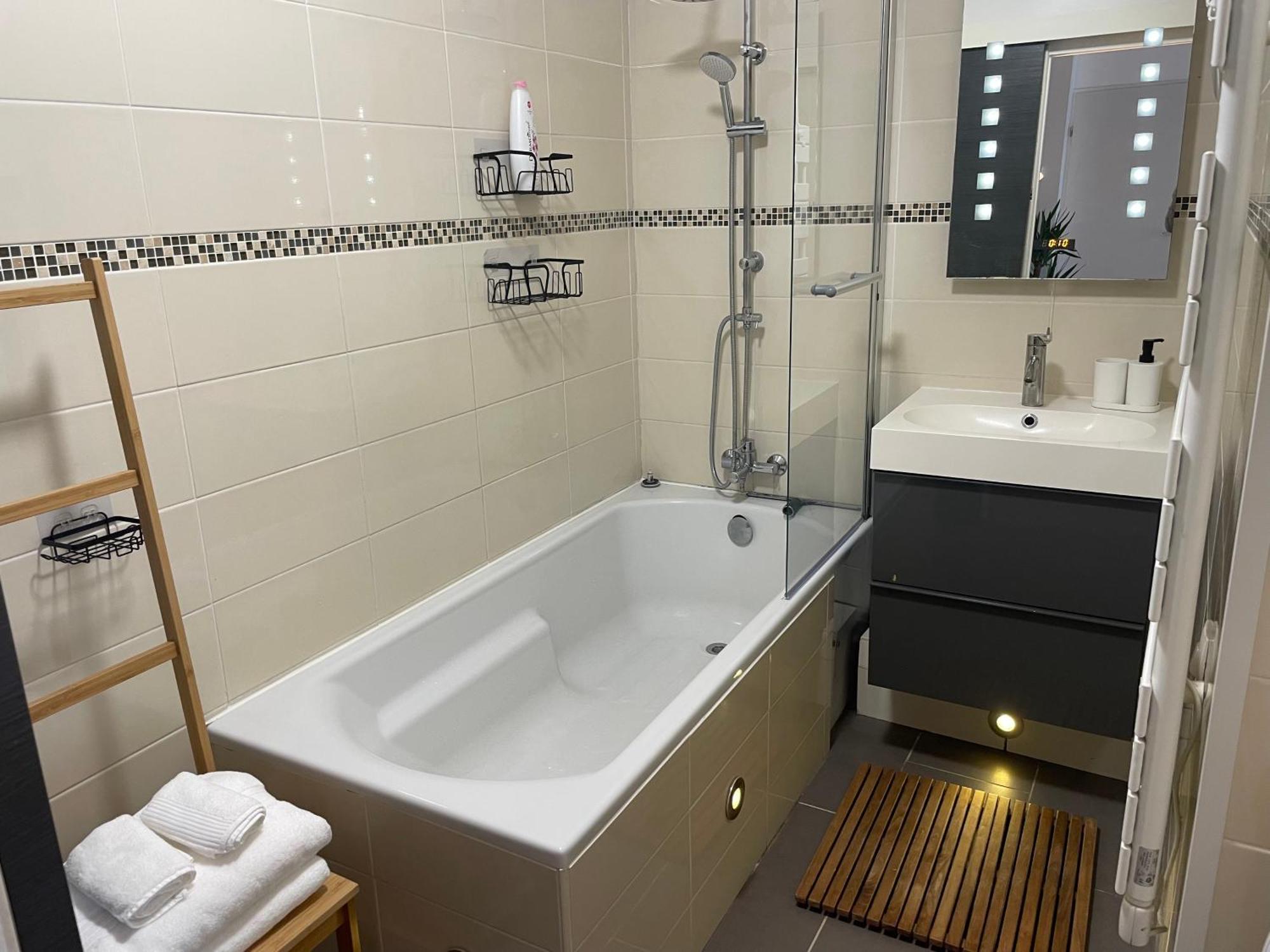 1 Bedroom With Garden, Train Station, Disneyland, Val D'Europe Bussy-Saint-Georges Kültér fotó